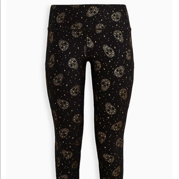 TORRID ACTIVE CROP LEGGING - PERFORMANCE CORE FOIL STAR & SKULL BLACK - Picture 3 of 8